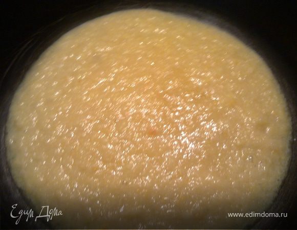 Мякоть апельсина нарежим мелко,добавим мед и блендером превратим его в кашицу.Выложим на сковородку и на медленном огне доведем до карамелизированного состояния.Остужаем.