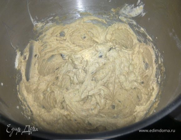 Когда крем будет уже готов,всыпаем в него нашу массу из печенья,орехов и изюма и еще раз в комбайне хорошо перемешиваем.Ставим в холодильник.