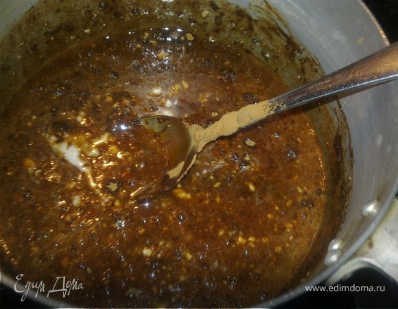 Готовим помадку.В сотейник кладем масло сливочное ,сметану,мед и какао.На медленном огне ,постоянно помешивая ,варим до загустения.Затем разламываем плитку черного шоколада и тоже кладем в сотейник.Хорошо перемешиваем в однородную массу.Дать остыть.