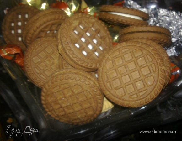 Берем печенье коричневое "День и ночь" измельчаем его блендером.