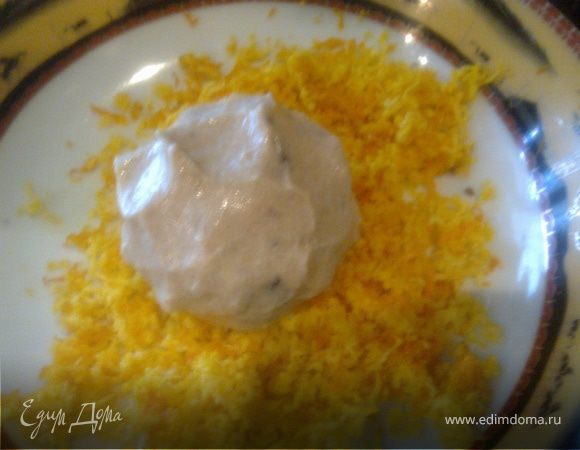 Затем обсыпаем цедрой апельсина наш шарик.