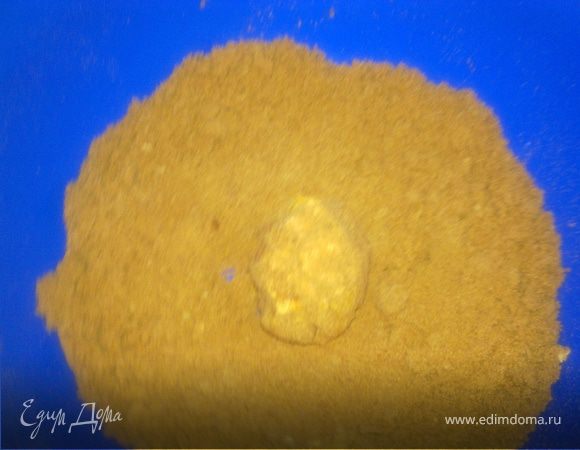 После этого обваливаем его хорошо в мелкой крошке из темного печенья.Ставим на 15 мин в морозилку.