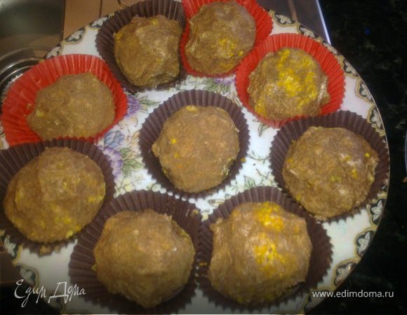 Когда помадка остынет аккуратно смазываем ней со всех сторон наши шарики,кладем из в бумажную форму для маффин или конфет.