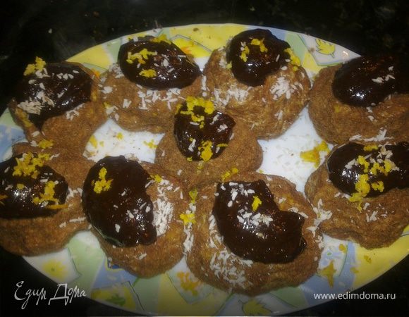 Второй вид- просто делаем такие же щарики,обильно обволакиваем их крошкой,просто сверху украшаем шоколадом,присыпаем кокосом и цедрой апельсина ,выкладываем на тарелку и ставим в холодильник.
И вот приходим с прогулки,пироженое уже отлично застыло.Можно накрывать стол и приступать к чаепитию!!!!!