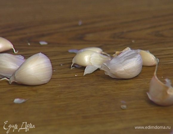 Чеснок почистить и порезать довольно крупно.
