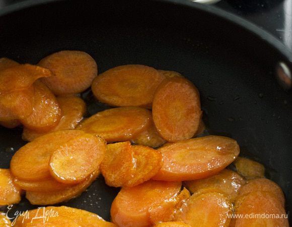 Разогреть в большой сковороде оливковое масло и обжарить нарезанную морковь с обеих сторон.