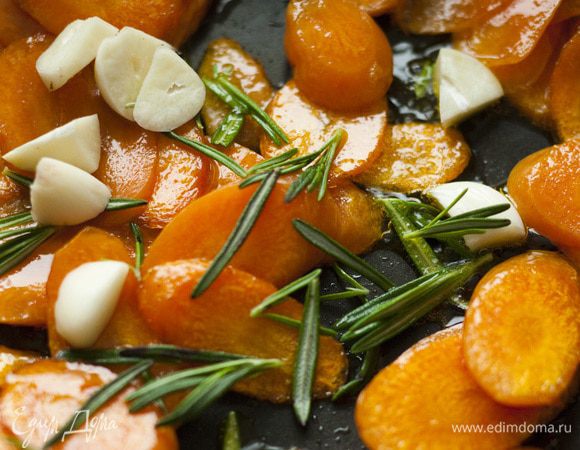 Посолить, поперчить, добавить в сковороду 3 веточки розмарина, нарезанный чеснок, влить красное вино и тушить 5-7 минут.