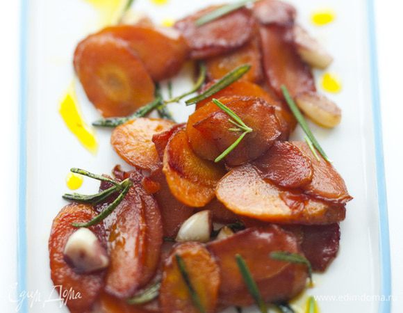 Выложить морковь в салатницу, присыпать оставшимся розмарином и подавать.