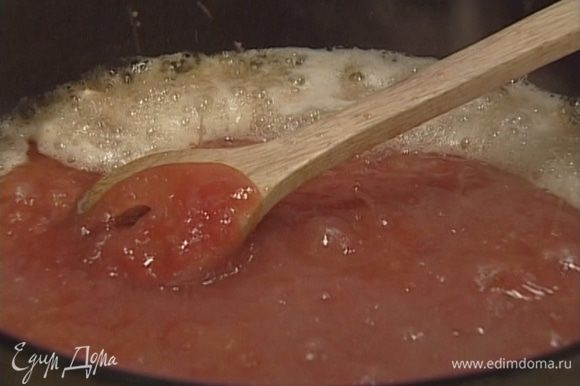Растопить в сковороде сливочное масло и обжаривать в нем зубчики чеснока не дольше 1 минуты, затем добавить протертые помидоры и томить на медленном огне 10 минут.
