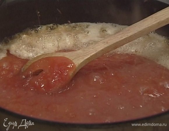 Растопить в сковороде сливочное масло и обжаривать в нем зубчики чеснока не дольше 1 минуты, затем добавить протертые помидоры и томить на медленном огне 10 минут.