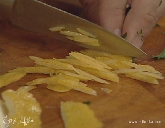 Цедру лимона натереть на мелкой терке, отжать из него сок.