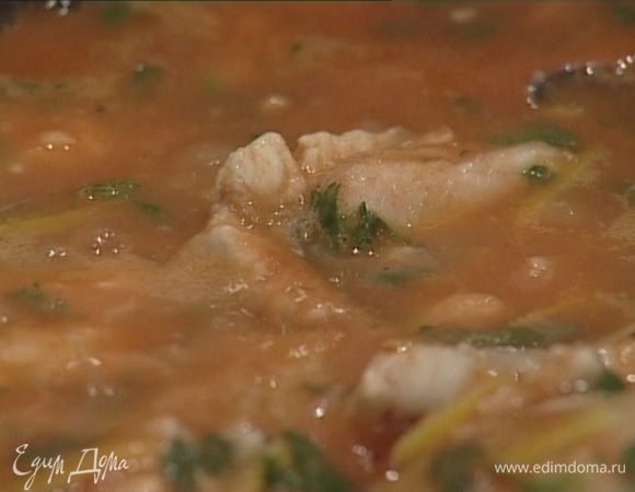 Филе рыбы порезать полосками, соединить с томатным пюре, приправить соком и цедрой лимона, солью, перцем и тушить еще 5 минут.