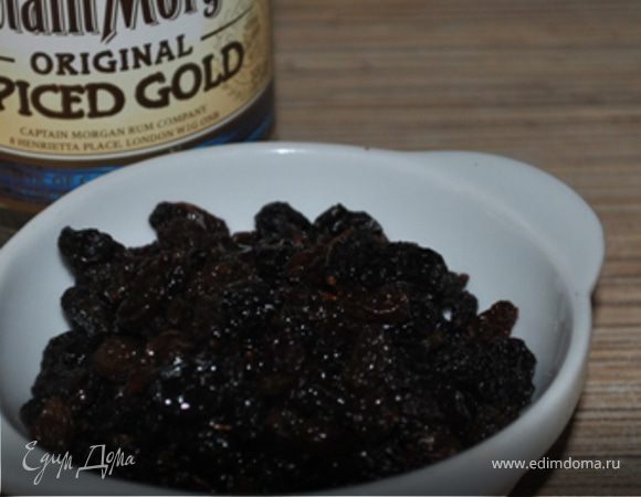 Изюм замочить в роме на 20 минут.