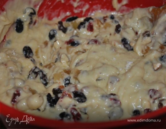 Сливочное масло растопить и охладить.
Муку смешать с солью, влить растопленное масло, молоко, смешанное с дрожжами, сахаром и ванильным сахаром, добавить яйца и желтки. Смешать миксером до однородности. Добавить изюм, орехи, цукаты и вишню, все хорошо перемешать.