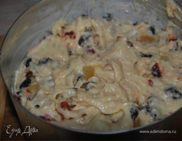 Поставить подходить в теплое место на 40 минут. Затем побить тесто ложкой и оставить еще на 10 минут.
Форму для выпечки куличей объемом 1 литр смазать обильно сливочным маслом, выложить тесто и оставить, пока не подойдет почти до краев.