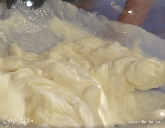 Маскарпоне соединить с желтками и сахарной пудрой и перемешать деревянной ложкой, затем поставить на 30−40 минут в холодильник.