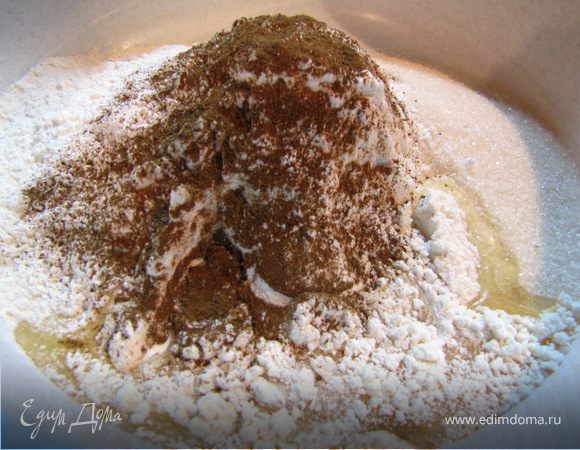 Перемешать сухие ингредиенты с растительным маслом