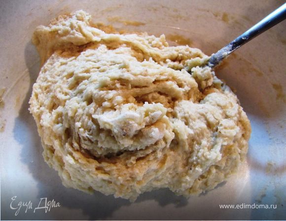 Добавить кипяток и быстро замесить тесто