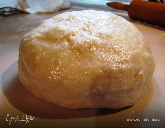 Вымесить до состояния эластичности добавляя при необходимости немного масла, или муки. Рекомендуют положить в холодильник на 30-90 минут, я не ложила.