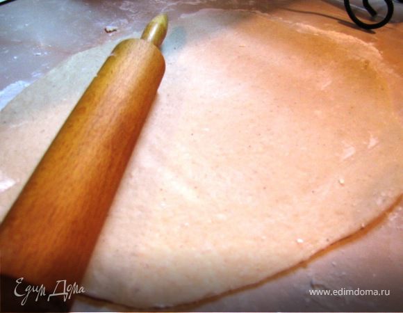 Раскатать тонко, 0,3-0,5 см.