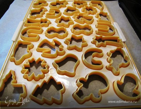 Вырезать печеньки. Мой муж задабривал печеньевую фею, и сам прикупил мне в подарок чудесную форму для крекеров.