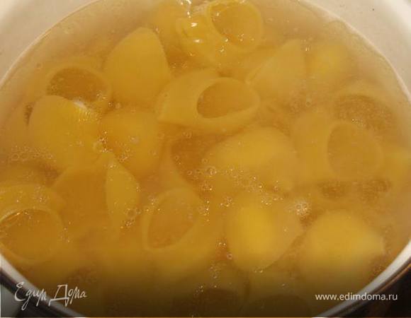 Отварить ракушки до готовности, немного помешивая. Я добавляю немного оливкового масла в кастрюлю. 