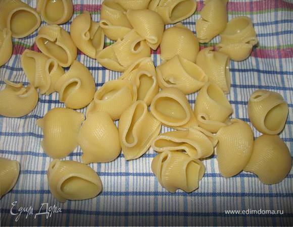 Слить воду, промыть и выложить макароны на полотенце, чтобы они подсушились и остыли.