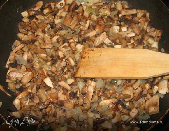Тем временем приготовим начинку.
Лук с чесноком спассеровать минуты 3 на оливковом масле, затем добавить грибы. Посолить, поперчить, довести до готовности. 