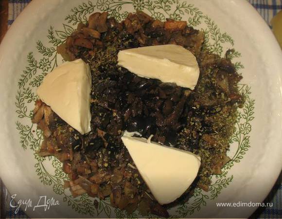 К грибам добавить мелко порубленные оливки и сыр, прованские травы. Все перемешать.