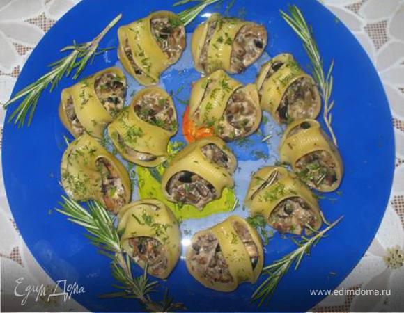 Чайной ложкой наполнить ракушки начинкой, смазать верх немного оливковым маслом, выложить на противень, смазанный растит. маслом и отправить в духовку, нагретую до 180 градусов на 10 минут. Приятного аппетита!