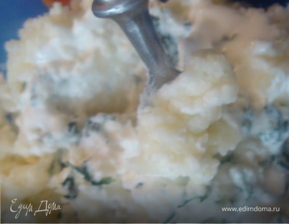 Все очень просто и быстро. А на выходе-очень вкусно!
Картошку моем хорошенько и отвариваем в мундире до полуготовности (даже чуть больше). Так как картофелины большие-варим минут 20. В это время фету вымачиваем в молоке,чтоб убрать лишнюю соленость.
Картофель достать из воды и остудить. Разрезать вдоль каждую на две половинки. С феты слить молоко (не выливайте-пригодиться,к примеру для омлета). Размять её вилкой. В каждой половинке картофеля убрать немного мякоть-формируем вот так лодочки. Картофель (который вынули) добавляем к фете. Туда же выдавить 1 зубок чеснока,добавить мелкорезанную зелень и 1 ст.л. сметаны. Солить вообще не требуется