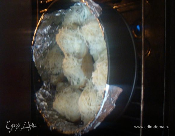 Лук очень мелко шинкуем. Немного пассеруем на раст.масле-до прозрачности и размягчения. И раскладываем его по лодочкам. Сверху выкладываем нашу начинку,чуть трамбуем. Далее трем сыр на терке и присыпаем им каждую лодочку.
Подготовим форму-застелим её фольгой (чтоб плотно прилегала фольга к форме-смочите форму водичкой. Фольгу поливаем раст.маслом. Распределяем наши лодочки плотно друг к другу в форме (ну или как вы это сделаете-неважно). Присыпаем перчиком и отправляем в заранее разогретую духовку при т.180-200 гр. на 20 минут.
