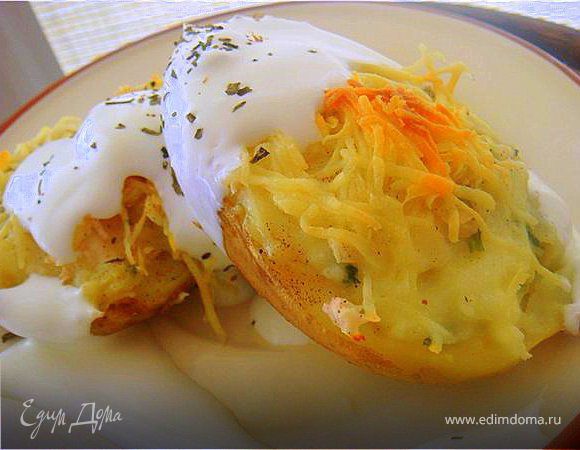 Достаем. Раскладываем по тарелочкам и поливаем сметанкой. Вуаля-горячая закуска к ужину-готова. Рекомендую с белым вином!
Приятного аппетита!