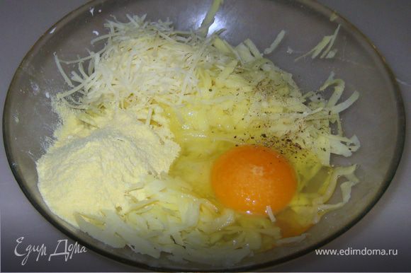 Приготовить "хашбраун": Натереть картофелину на крупной терке, отжать. Смешать с яйцом, тертым сыром, луком (потереть на мелкой терке), посолить, поперчить, добавить немного муки. Обжарить в масле, выложить на салфетку.