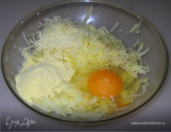 Приготовить "хашбраун":
Натереть картофелину на крупной терке, отжать. Смешать с яйцом, тертым сыром, луком (потереть на мелкой терке), посолить, поперчить, добавить немного муки. Обжарить в масле, выложить на салфетку.