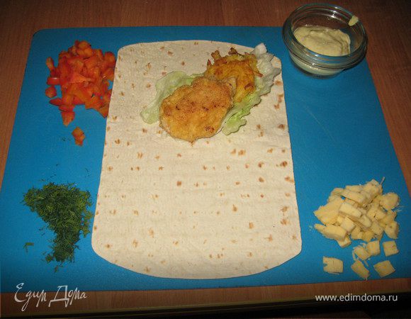 Для соуса:
Луковицу потереть на мелкой терке, смешать все ингредиенты соуса погружным блендером.