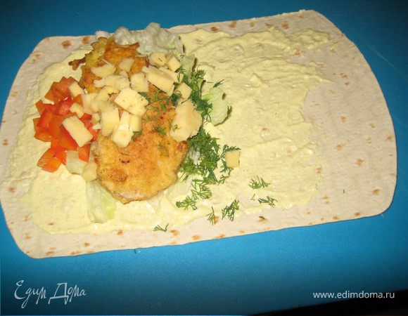 Лепешку смазать соусом, положить лист салата, "хашбраун", курицу, сыр и помидор (без семян), порезанные кубиками, порезанный укроп. Свернуть в конвертик.

(Если делаете с тонким лавашом, а есть собираетесь не сразу, лучше соус потом подать отдельно, т.к лаваш пожет размокнуть и порваться.)