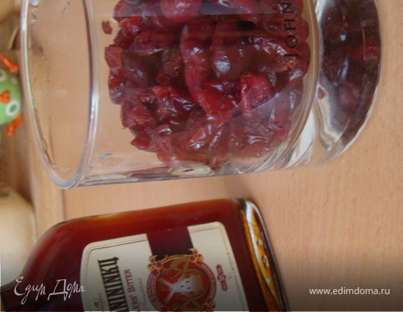 ИТАК: мой кулич абсолютно нетрадиционный-весенне-летне-женский такой каприз :) Вот нафантазировалось мне снова и понеслась....
Подготовка началась за 2 суток. Приступим: снять цедру с 3 апельсинов. Нарезать на полоски-уложить в баночку,залить водой холодной. Убрать в холодильник. Это требуется для того,чтобы избавиться от горечи. Менять воду раз в сутки. Клюкву пересыпать в сатанчик,залить бальзамом (бренди). Традиционно можно заменить ромом или водкой. Но мне по душе было сочетание-клюква-бренди. Оставить также на 2 суток до полного впитывания жидкости.
