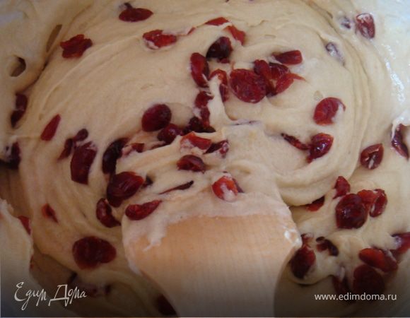 Двое суток минуло. Теперь вчемя "ЧЕ". Можно приступить к самому куличу. Первым делом подготовим опару: подогреем молоко. Разводим в нем дрожжи-даем постоять минут 10. Муку просеять,ввести туда дрожжи с молоком. Хорошо размешиваем деревянной лопаткой и оставляем под пленкой (ну или пакет натянуть на емкость) на 1 час в теплом месте.
Готовим тесто: яйца растереть с сахаром до пены. Добавляем бренди (то,что осталось от клюквы-10 мл.). Хорошо размешиваем,вводим просеянную муку, молоко,сахар и масло с маргарином. Вымешиваем тесто. Тесто получается по консистенции как густая сметана. Вводим в тесто нашу опару и осторожно вымешиваем минут 5-7. Добавляем нашу клюкву и перемешиваем до однородности