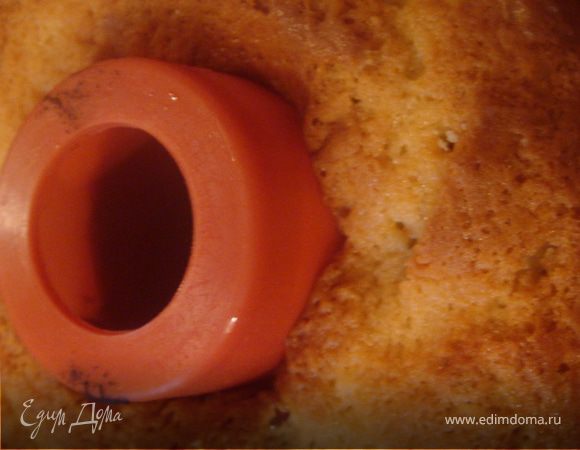 Подготовим форму-у меня форма для кексов. Я её смазала маргарином хорошенько. Выкладываем тесто в форму и равномерно распределяем. Накрываем пищ.пленкой и даем отстаяться часов 6.
Теперь вернемся к цедре апельсина. Будем её карамелизовать. Для этого. Подогреваем воду, вводим туда сахар-ну на глаз. Воды я брала примерно 300 мл.,сахара в 2 раза меньше. Как сахар растворился-засыпаем туда нашу цедру и варим её до образования карамельного сиропа-корочки размягчаются при этом,а потом приобретают потрясающий карамельный оттенок и вкус. Как закарамелизовались. Достаем и выкладываем на пекарскую бумагу отдельно друг от друга до застывания этих апельсиновых карамельных жгутиков.
Духовку прогреваем до 200 гр. ц. и ставим форму с куличем на 40 минут. При этом после половины времени нужно уменьшить огонь до 170 гр. Проверяем готовность кулича зубочисткой. Достаем форму и остужаем кулич на решетке