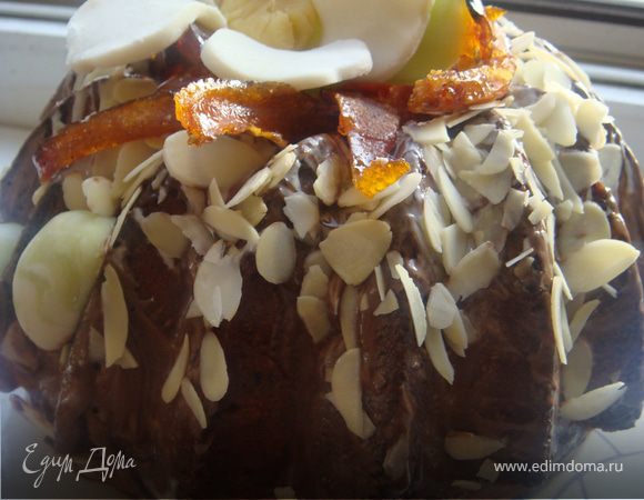 Вот она красота-пора бы остановиться, но я пошла дальше-это же кулич "ЛЕДИ-клюква",значит надо сделать "дамский" вариант! Марципан: мне понадобился цвет белый,зеленый и желтый. Раскатываем марципан на столе присыпанном сахарной пудрой, лепим как пластелин-формируем цветочные лепестки и листики, из желтого марципана делаем серединку. Всю композицию-цветочек скалываем зубочиской и на 10 минут отправляем в морозилку,чтоб был твердый. Достаем-прикалываем к куличу в понравившемся месте. Я сделала это посередине,предварительно сделав, так сказать, карамельные веточки из апельсиновых корочек(усадила их в середину кулича-в дырочку образовавшуюся от формы :) 
Вот и готов мой кулич "Леди-клюква"
Угощайтесь!