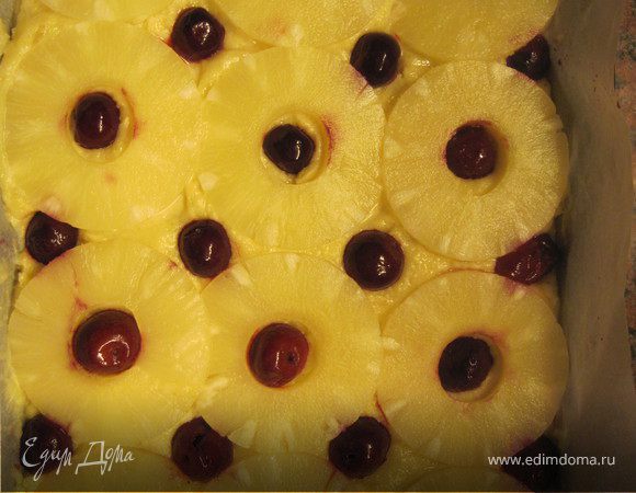 Маргарин размягчить при комнатной температуре. Только не растапливать.Все ингредиенты смешать миксером или комбайном.Форму выстелить пергаментом и выложить тесто. Украсить ломтиками ананаса и вишенками.