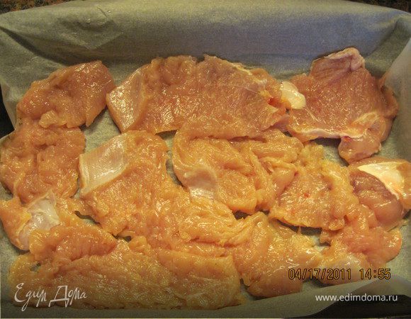 Мясо (у меня филе индюшки) нарезать на порции, отбить и выложить на противень, застеленный пергаментом. Смазать майонезом.