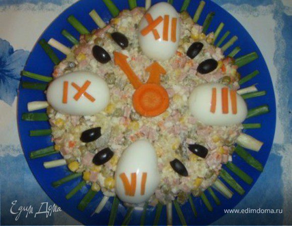 Способ приготовления: Картофель варить на пару до готовности, очистить и нарезать мелкими кубиками. Яйца сварить вкрутую, отделить белки от желтков. Белки натереть на крупной терке. Лук очистить, вымыть холодной водой, обсушить и нарезать мелкими кусочками. Посолить, через 10-15 минут слить выделившийся сок. В большой эмалированной миске смешать яичные белки, лук, картофель, кукурузу и зеленый горошек, посыпать красным перцем, заправить майонезом и перемешать. Поставить салат в холодильник настояться
Прятного аппетита!!!