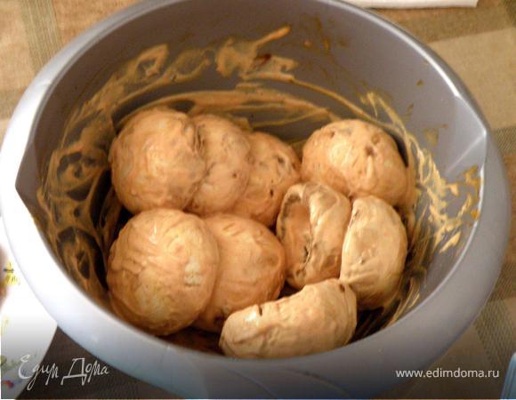 У шампиньонов удаляем плодоножку, и маринуем в майонезе, сушеном красном болгарском перце и щепотка красного перца чили. Оставляем на 2 часа.