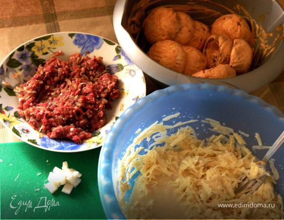 Режем луковицу на пополам. 
Первую половинку, тонкими полукольцами пускаем на фарш. В фарш добавляем розмарин, соль и перемешиваем.

Картофель натираем на крупной терке, добавляем яйца, сметану соль.

Начиняем шампиньоны фаршем.