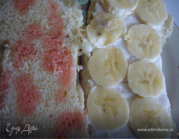 Разрезать бисквит на 3 коржа. Сбрызнуть фруктовым сиропом или вареньем. Смазать сливками кружочки банана.