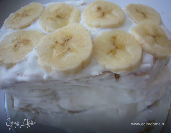 Выложи слоями.
Сверху намажь сливками и выложи сверху бананы. В холодильник на пару часов или на ночь.