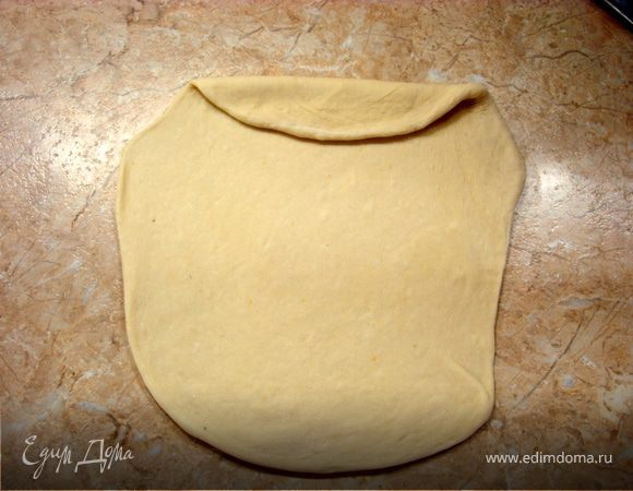 Показываю без начинки, чтобы лучше было видно… Раскатываем круглую или чуть овальную лепешку… 
Загибаем верхнюю часть теста на начинку (виртуальную)…