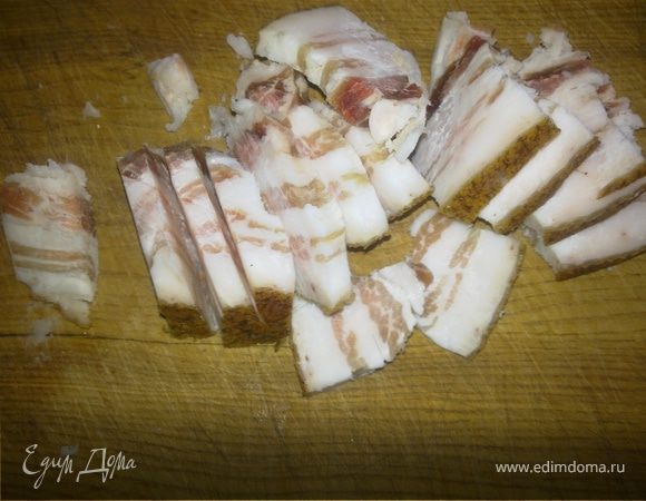 Берем картошку,хорошо моем щеточкой.Сало нарезаем порционными небольшими кусочками.